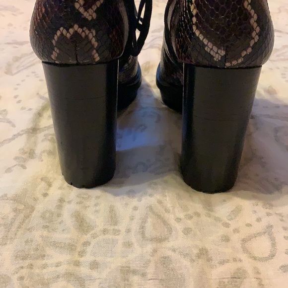 Vince Camuto Ermania Combat Block Heel Platform Boots Brown Snake Lace Up Sz 9 - Picture 4 of 11